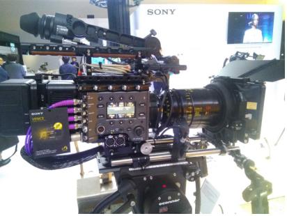 索尼CineAltaV电影摄影机新增延长线系统和提供强大功能的V3.0新固件,为电影制作者带来前所未有的灵活性