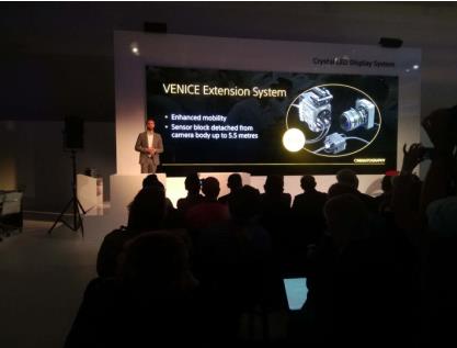 索尼CineAltaV电影摄影机新增延长线系统和提供强大功能的V3.0新固件,为电影制作者带来前所未有的灵活性