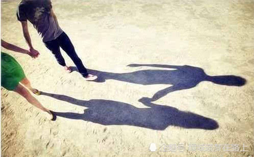 在男女相处时，如何避免成为“买单侠”，落得人财两空！