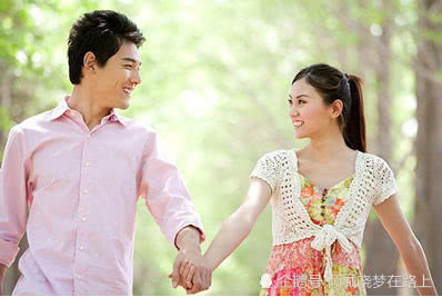 在男女相处时，如何避免成为“买单侠”，落得人财两空！