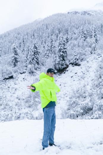 《希望的田野》张绍刚借裤子给黄圣依 梁靖康喂李雪琴吃东西