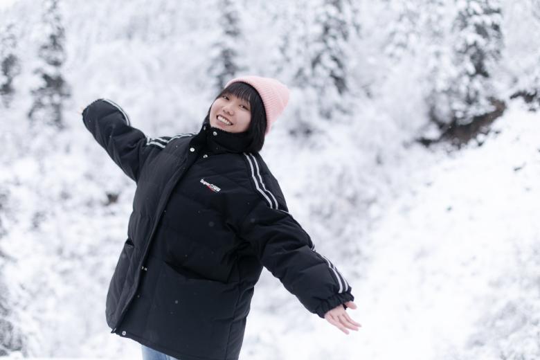 《希望的田野》张绍刚借裤子给黄圣依 梁靖康喂李雪琴吃东西