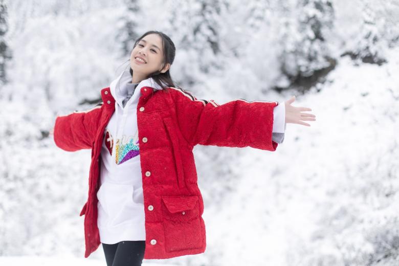 《希望的田野》张绍刚借裤子给黄圣依 梁靖康喂李雪琴吃东西