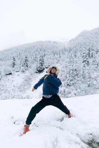 《希望的田野》张绍刚借裤子给黄圣依 梁靖康喂李雪琴吃东西