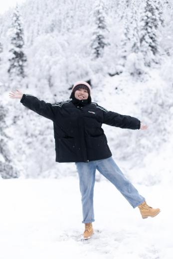 《希望的田野》黄圣依安崎冰川大片美丽“冻人” 李雪琴池子雪地撒欢