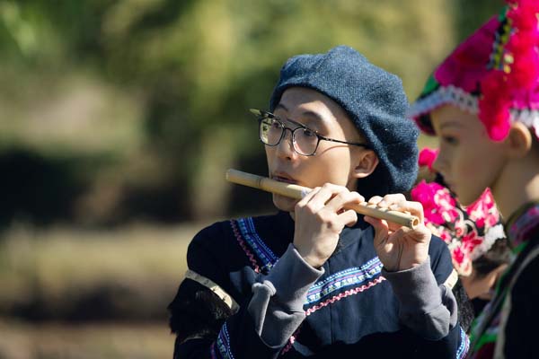 《希望的田野》蔡国庆与黄圣依起争执 59岁绣娘收藏彝绣7000余件