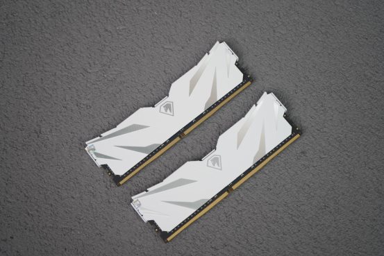 朗科越影II DDR4-3200 8G*2：超高颜值，电竞性能拉满