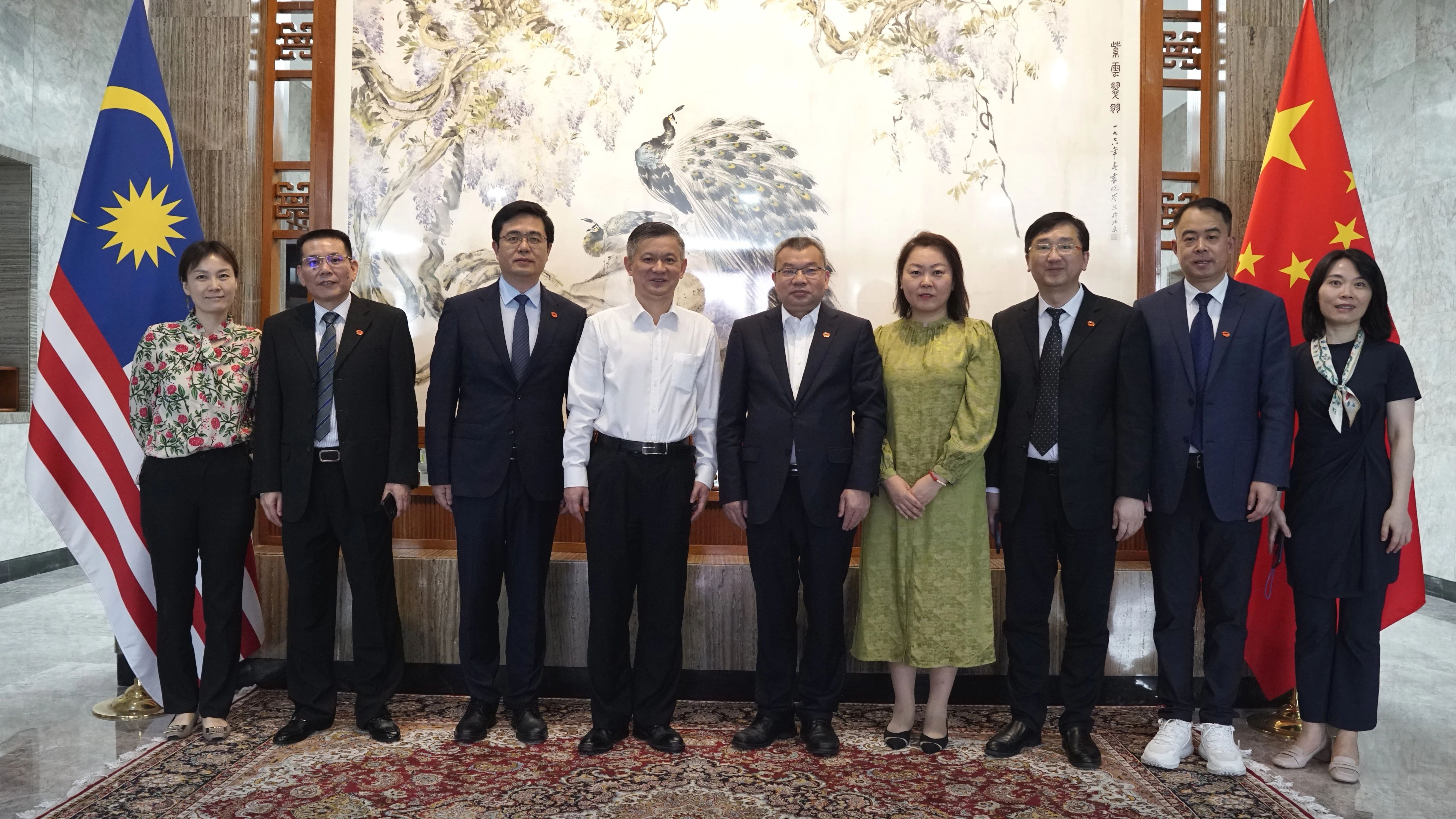 湖南广电与马来西亚旅游局、新加坡旅游局签订战略合作协议，纪录片《繁星在上》启动
