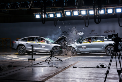 双车120km/h“巅峰对碰”安全之夜震撼上演，星纪元ES诠释“安全是最大的豪华“