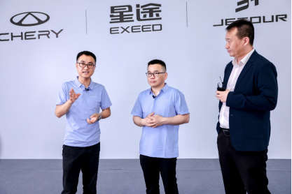 双车120km/h“巅峰对碰”安全之夜震撼上演，星纪元ES诠释“安全是最大的豪华“
