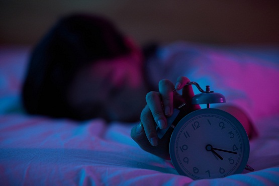 夏日难眠？当季节性睡眠遇上“阴虚火旺”，华森制药六味安神胶囊守护安眠