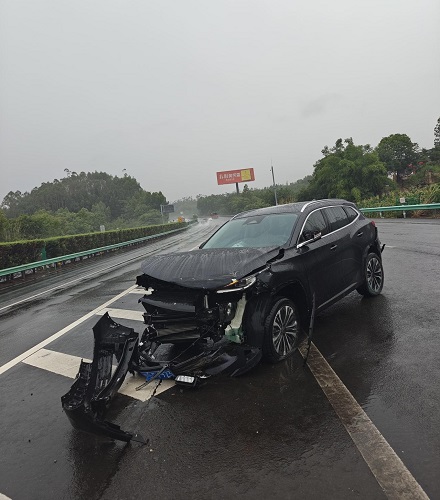 120km/h爆胎失控仍护全家平安 星途凌云以安全实力诠释硬核守护