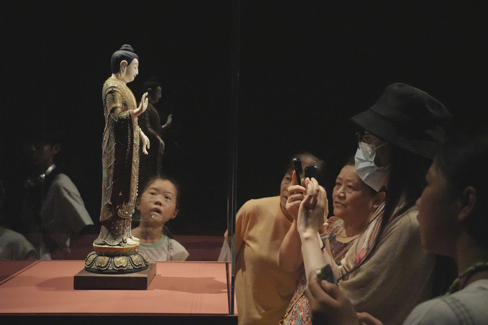 沪闽两地深化文化交流合作 “中国白·德化瓷”艺术大展在沪启幕