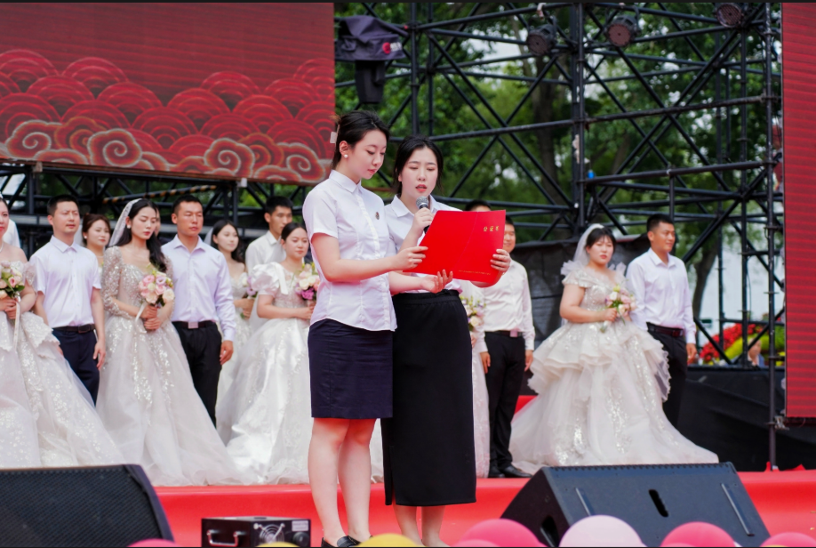 2025“迷人的哈尔滨之夏”公益集体婚礼隆重举行