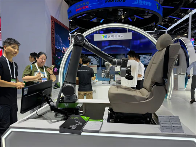 达明机器人联合海峡经济科技合作中心亮相2025 WAIC 世界人工智能大会