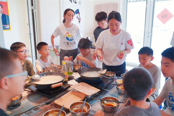 北川盛夏餃香飄：熊大爺公益暖途，用愛(ài)點(diǎn)亮童心燈塔