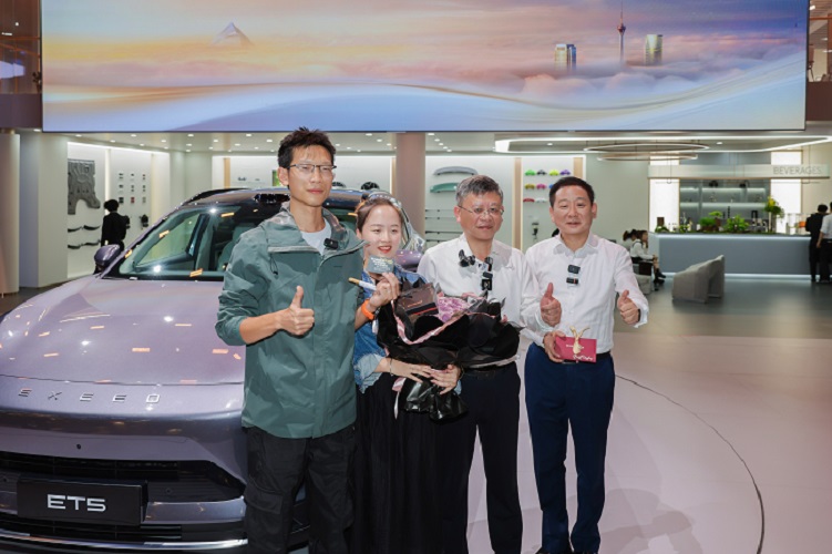 科技新豪华燃动蓉城 星途携高端新能源矩阵闪耀2025成都车展