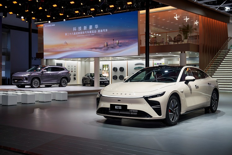 科技新豪华燃动蓉城 星途携高端新能源矩阵闪耀2025成都车展