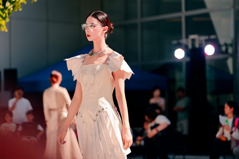CHERIE WANG：用一针一线，在2025丝绸之路国际时装周澳门巡演编织东方时尚梦想