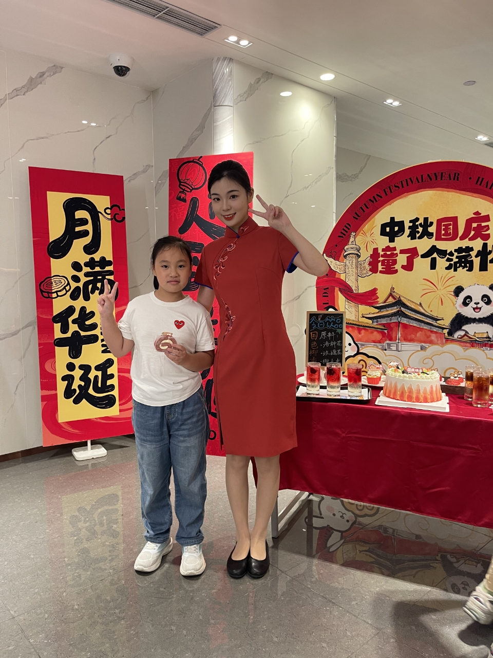 佳节氛围浓：东航“四精服务”勾勒出行暖心画卷