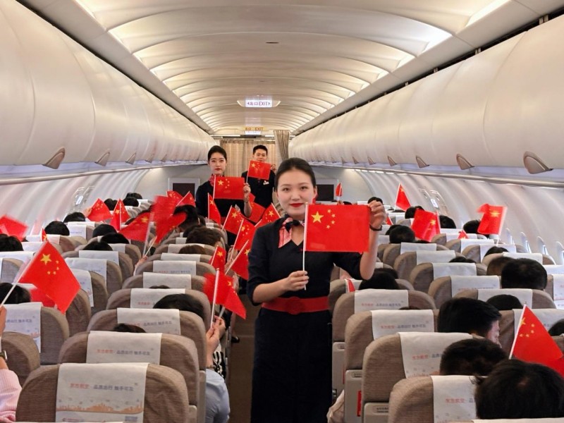 万米高空共庆华诞  东航主题航班礼赞祖国