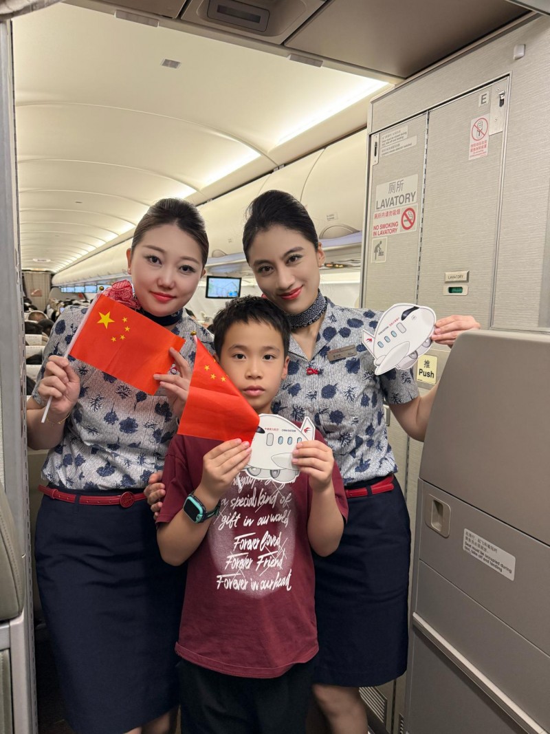 万米高空共庆华诞  东航主题航班礼赞祖国