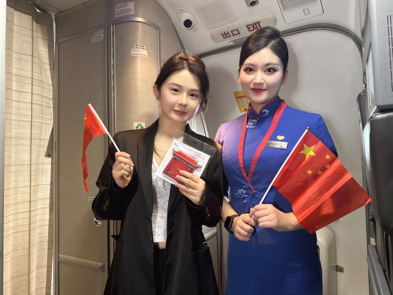 万米高空共庆华诞  东航主题航班礼赞祖国