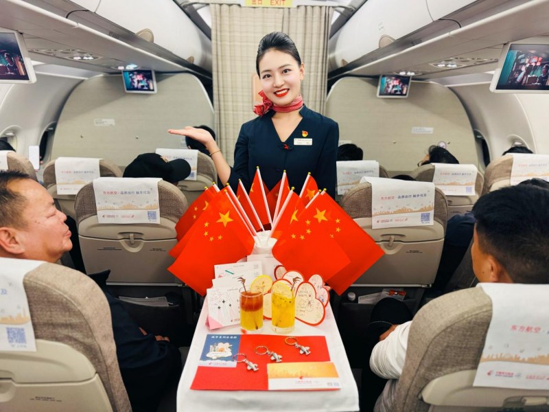 万米高空共庆华诞  东航主题航班礼赞祖国