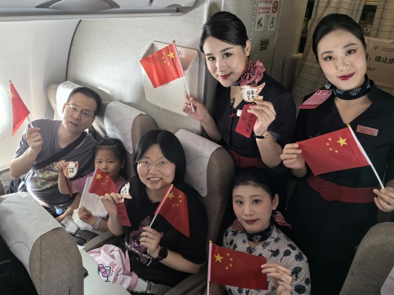 万米高空共庆华诞  东航主题航班礼赞祖国