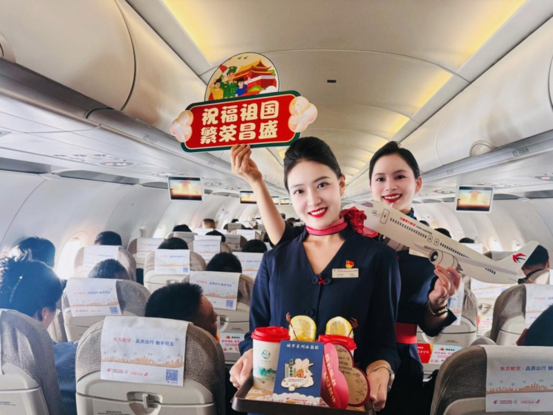 万米高空共庆华诞  东航主题航班礼赞祖国