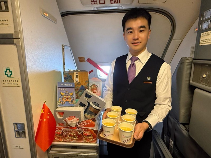 万米高空共庆华诞  东航主题航班礼赞祖国