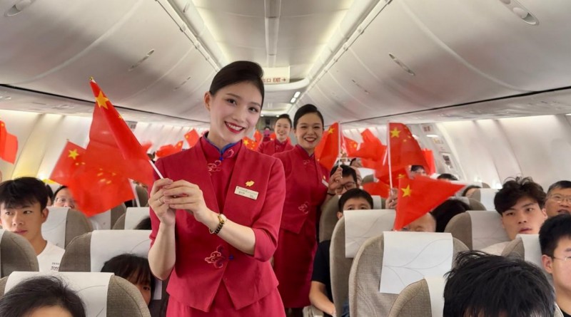 万米高空共庆华诞  东航主题航班礼赞祖国