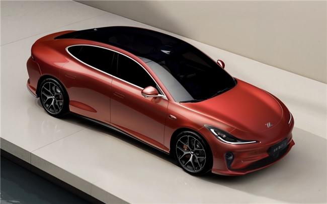 星纪元ES对比智己L6:谁才是更懂家庭的智能电动轿车?