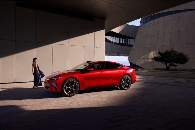 星纪元ES对比智己L6:谁才是更懂家庭的智能电动轿车?