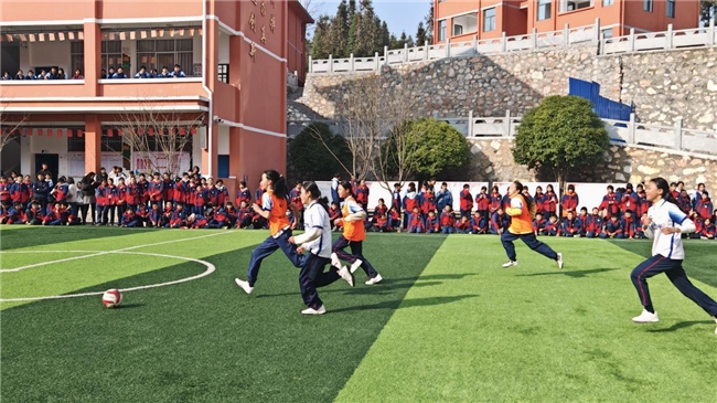 “星球计划”第十片阳光球场落户湖北咸丰 赵丽娜与乡村学子共筑绿茵梦想