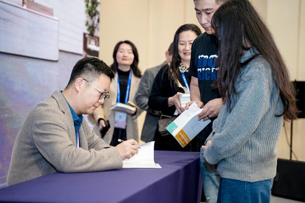 全国首发！和颜一美新书《照亮人生》重磅上线，用初心与专业照亮医美之路！