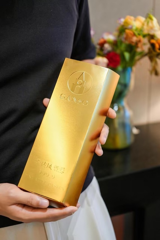 台湾同胞携伴手礼串门“呆呆”赴刨猪汤之约，传递“两岸一家亲”温情